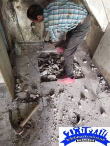 حفاری چاه دستی در میانه غرب ایران